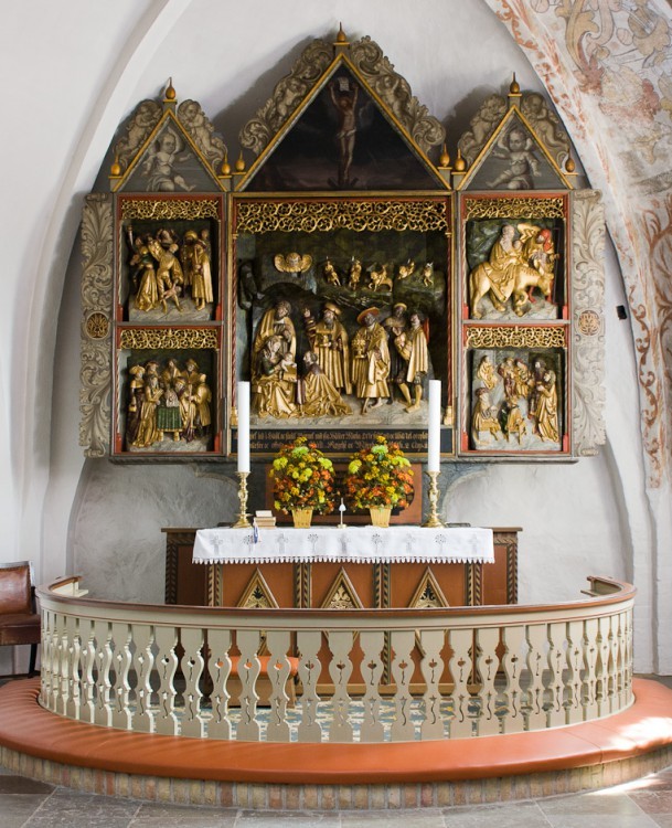 1520 Kongernes tilbedelse er hovedmotiv i rigt skåret Brüggemanntavle fra 1520 med Jesu barndom, Gjøl