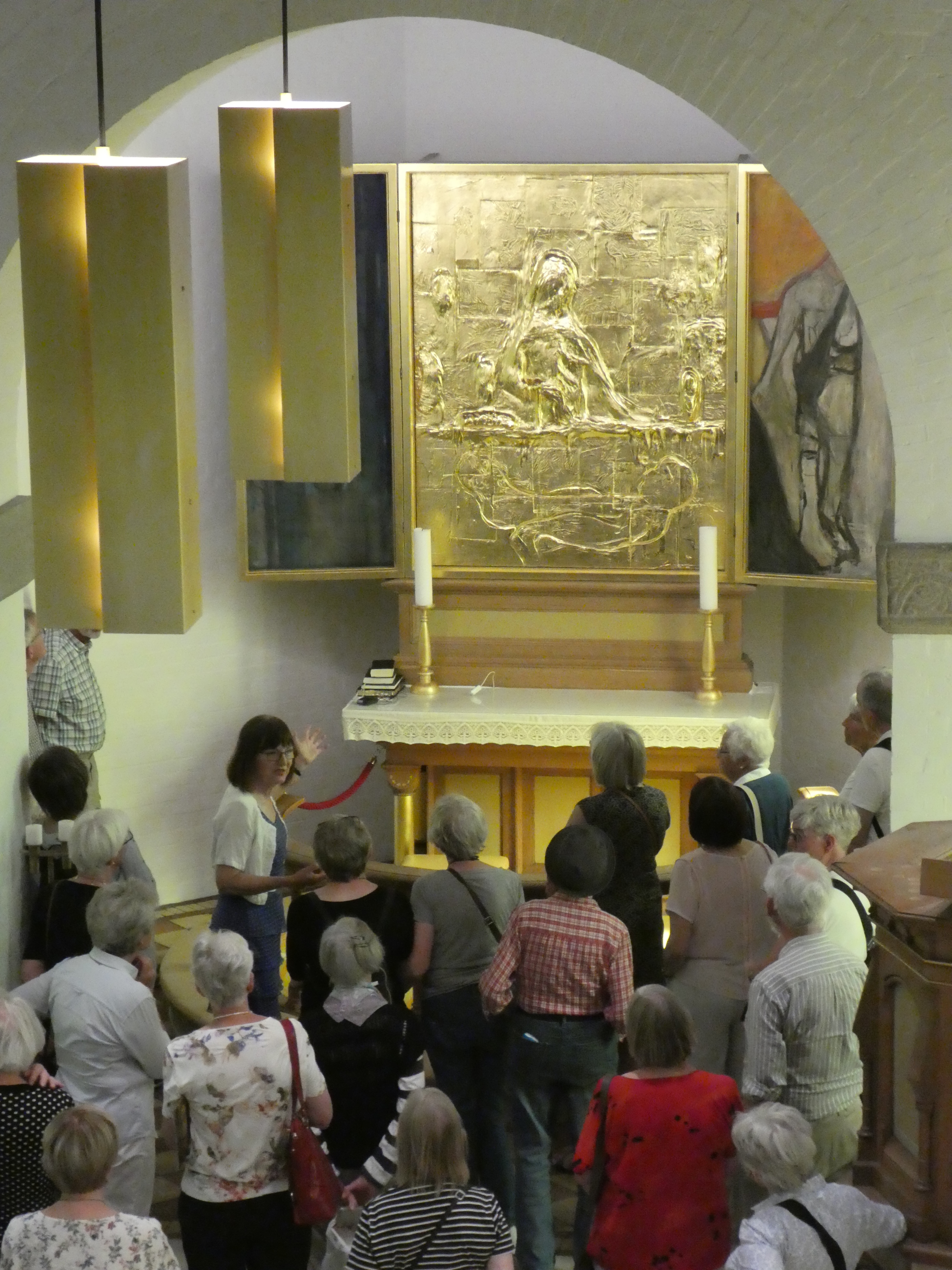 BB fortæller om kirkekunst på ekskursion maj 2018 for gruppe fr Nivå, her i Galten P1080457