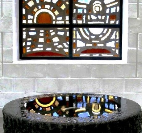 1997 Erik Heide og Lollesgaard, Nærum Kirke, nærfoto Bruno Rasmussen Døbefont+mosaikvindue